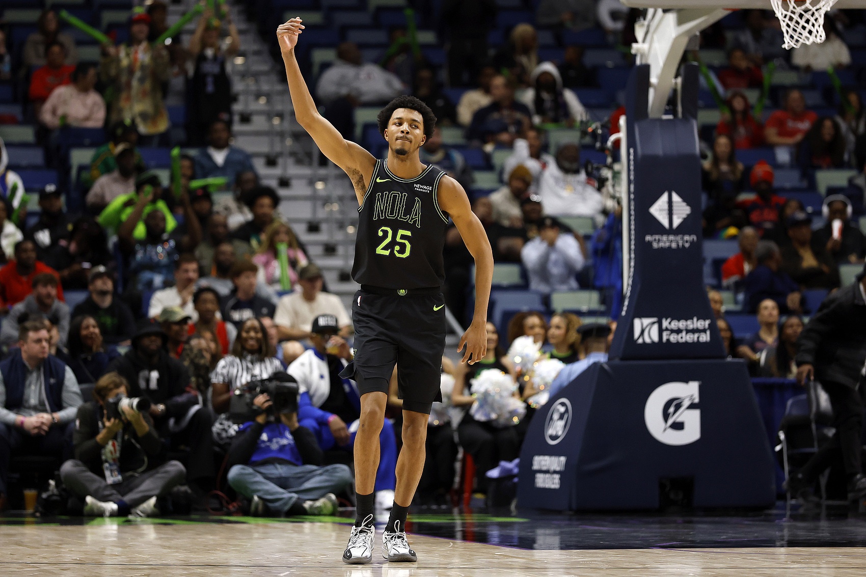 世界杯官方客户端-仙人指路！奎因弧顶送抛传 墨菲腾空暴起双手空接扣篮