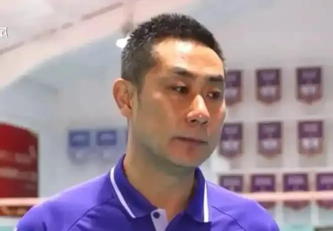 四强成绩掩盖不住裂痕！天津球迷彻底怒了：陈方，你就是球队罪人|天津女排|队员|执教|教练|赛季_新浪体育_新浪新闻